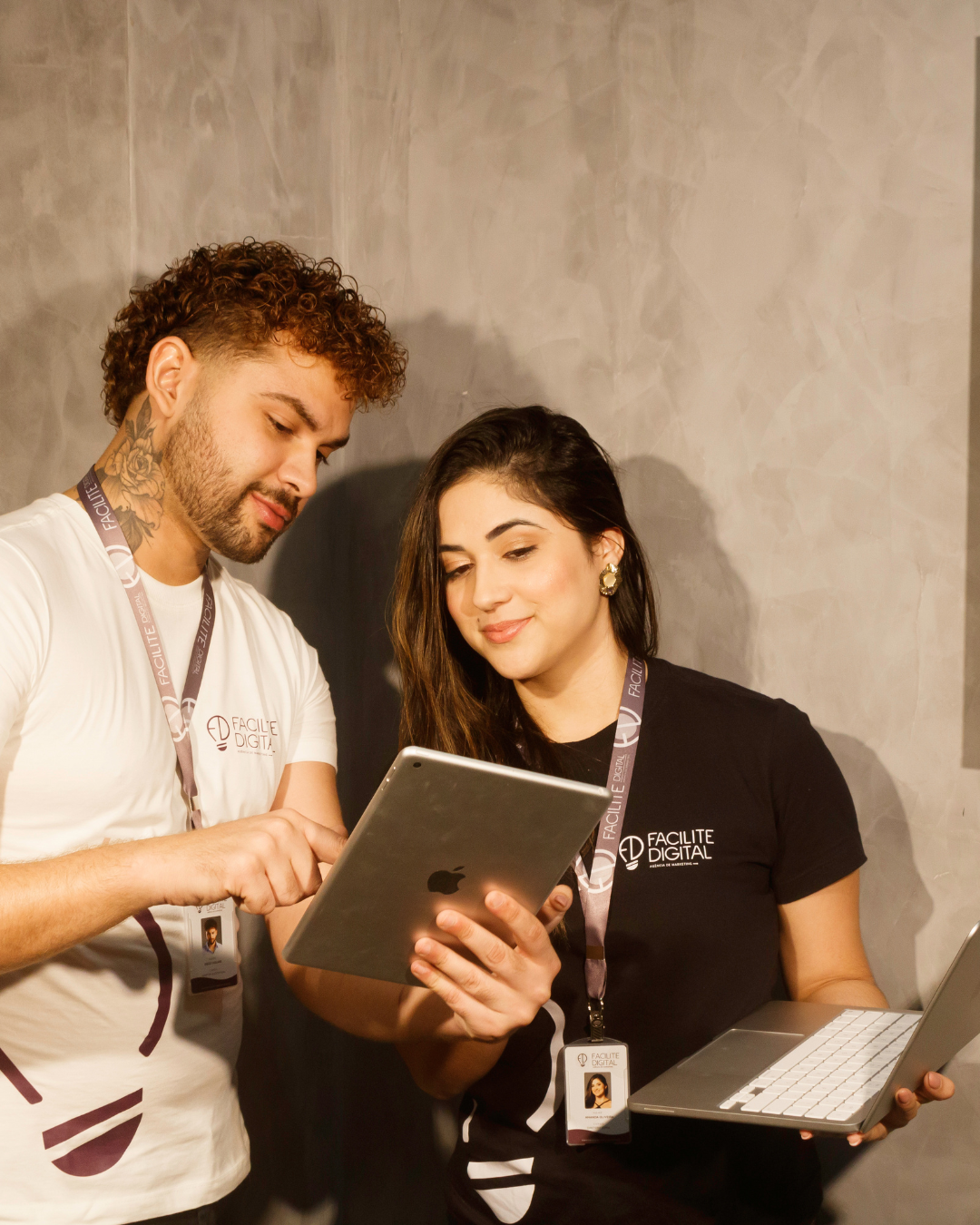 Equipe planejando com ferramentas digitais
